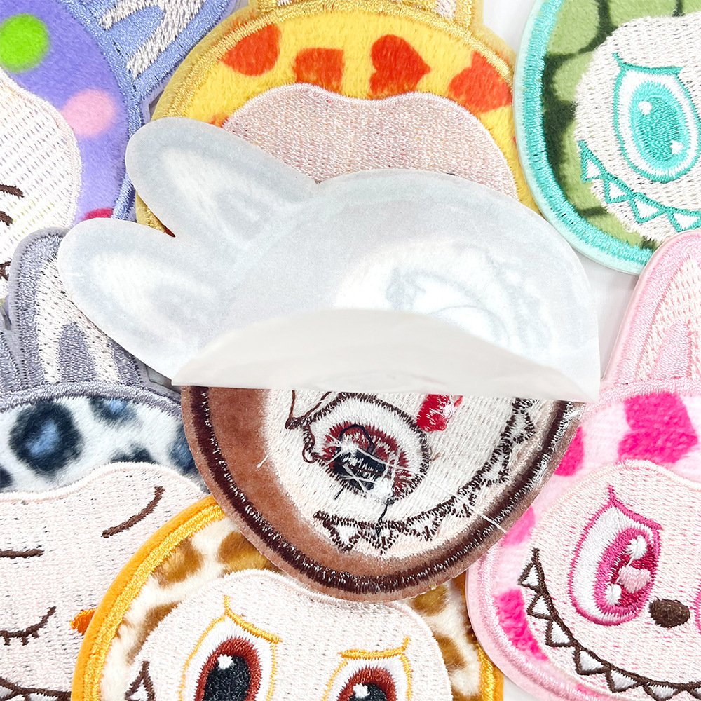 Cartoon no-sew embroidered decorative patches for DIY projects like phone cases and creative badges