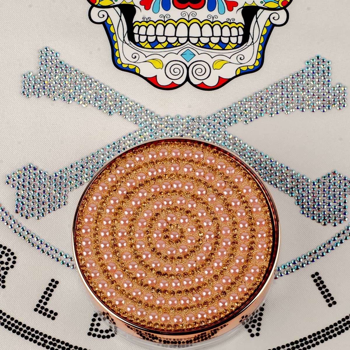 Transfer hotfix rhinestone transfer and hotfix transfer, using size SS3 high-gloss hotfix rhinestones, combined with a heat transfer print, to create a skull pattern