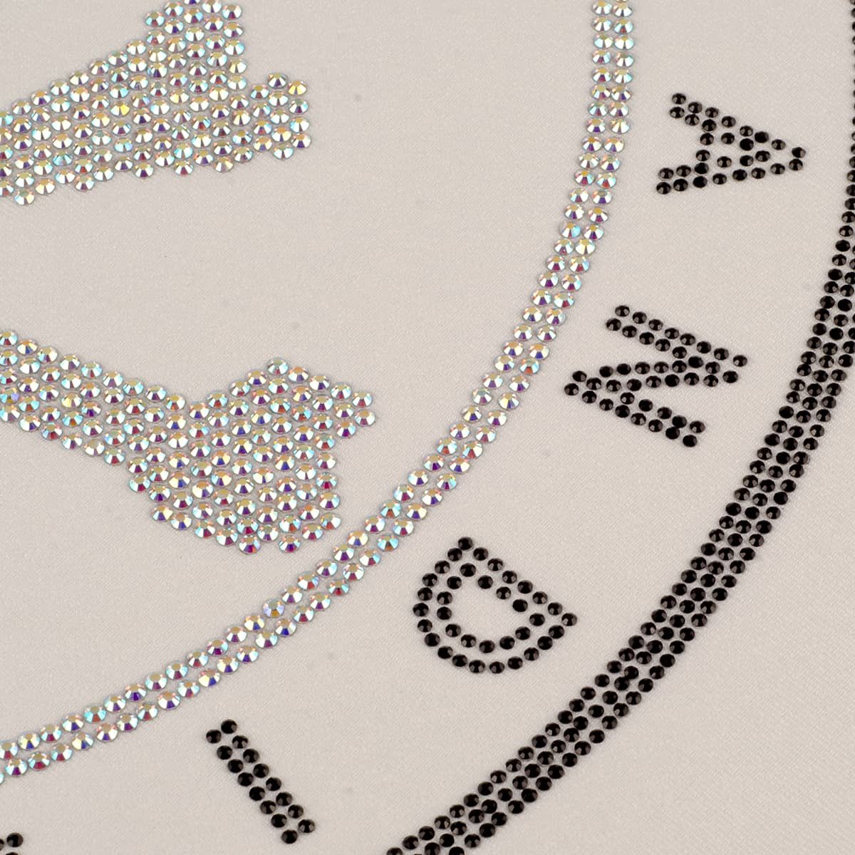 Transfer hotfix rhinestone transfer and hotfix transfer, using size SS3 high-gloss hotfix rhinestones, combined with a heat transfer print, to create a skull pattern