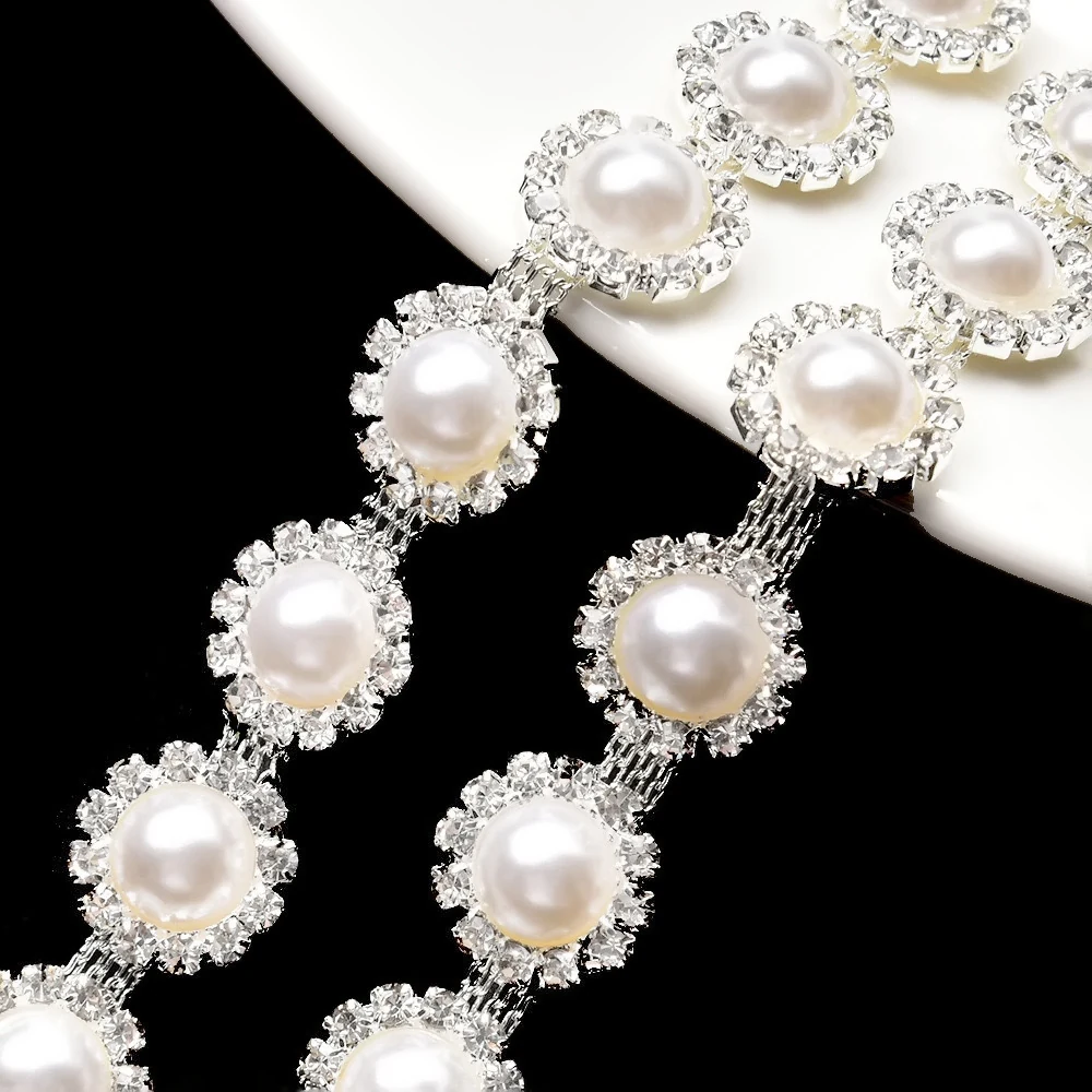 Pearl-look rhinestone decorative chain trim with crystal halo flower links