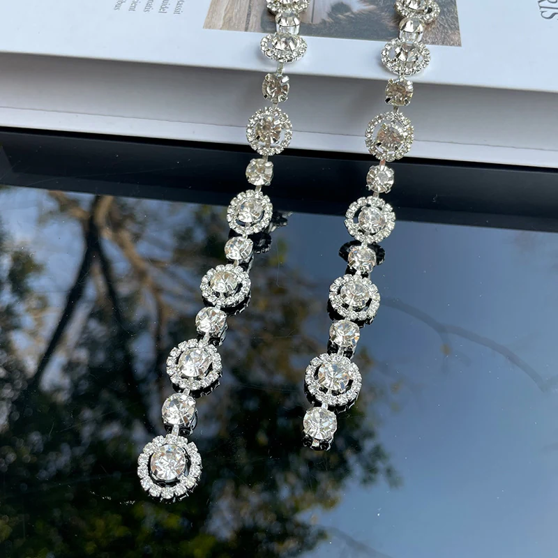 Silver-white round halo rhinestone chain with alternating square crystal links